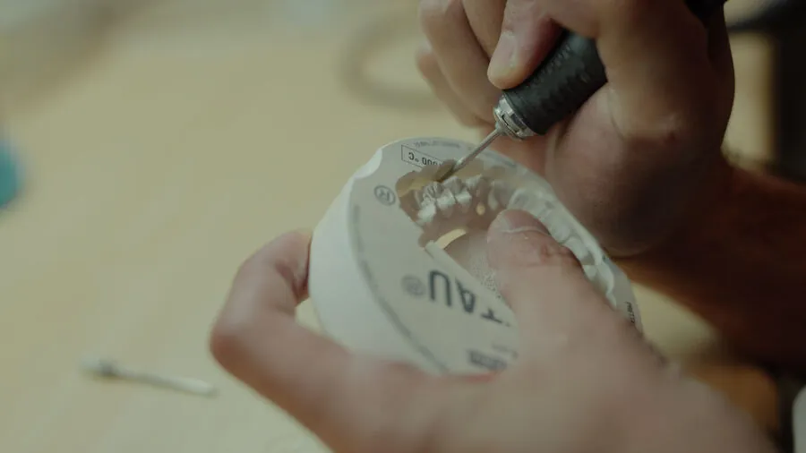 Hand-finishing the milled zirconia arch in the Prettau disc